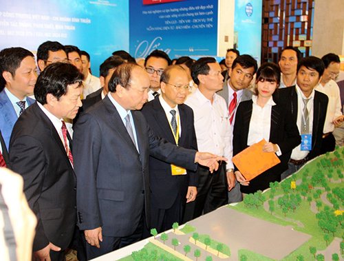 Thủ tướng Chính phủ Nguyễn Xuân Phúc nghe giới thiệu một dự án tại Bình Thuận